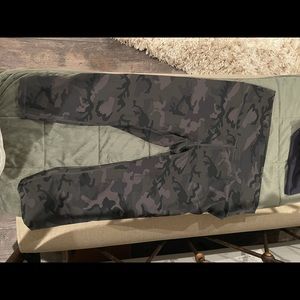 Camo Zyia Capri Leggings